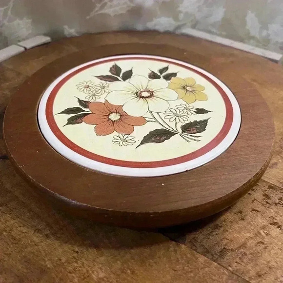 Vintage wood and ceramic trivet  - Country kitchen - 1970s kitchen - Picture 2 of 3